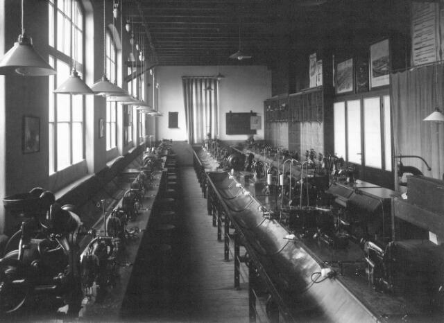 Waalwijk, De stikkerij-afdeling van de Rijksschool voor Leerlooiers en Schoenmakers (later M.V.L.S.) in de Mr. van Coothstraat 55, ca 1914