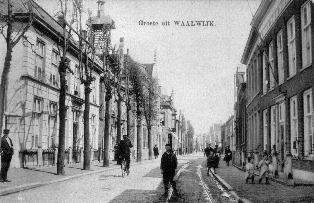 Waalwijk, Groeten uit Waalwijk met links het postkantoor