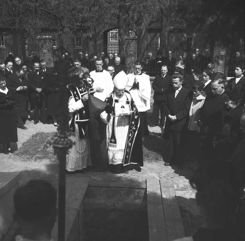 Mgr. dr. J.H.J.M. Witlox, oud-hoofdredacteur van De Maasbode, wordt begraven op klein seminarie Beekvliet, 22 april 1955 (foto: Fotopersbureau Het Zuiden. Bron: BHIC, fotonummer 1633-004067)