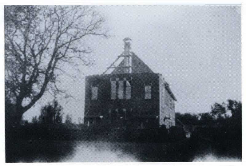Het jeugdhuis en de bewaarscholen (nu PLEXAT), na de bevrijding op 4 november 1944. Van het klooster restte niet veel meer dan een puinhoop.