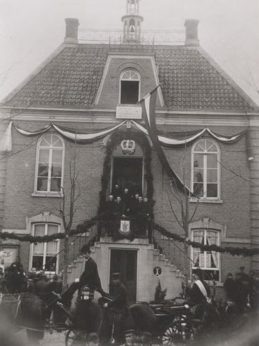 Installatie burgemeester P. Hendriks in maart 1895. Burgemeester Hendriks, de wethouders Smits en Geene en de raadsleden op het bordes van het versierde gemeentehuis (Fotostudio Jan Waarma)