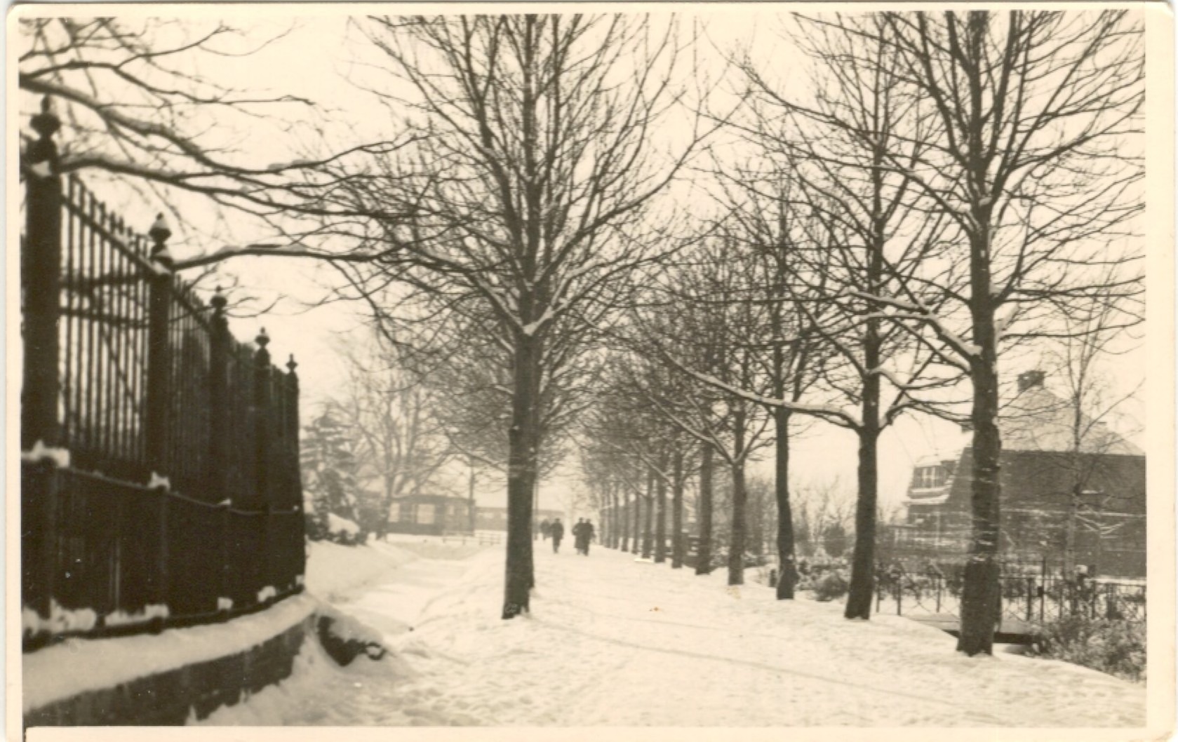 Werkendam,  Een laan in de winter met rechts Zonnegaarde van de familie Van Oord, ca. 1930 