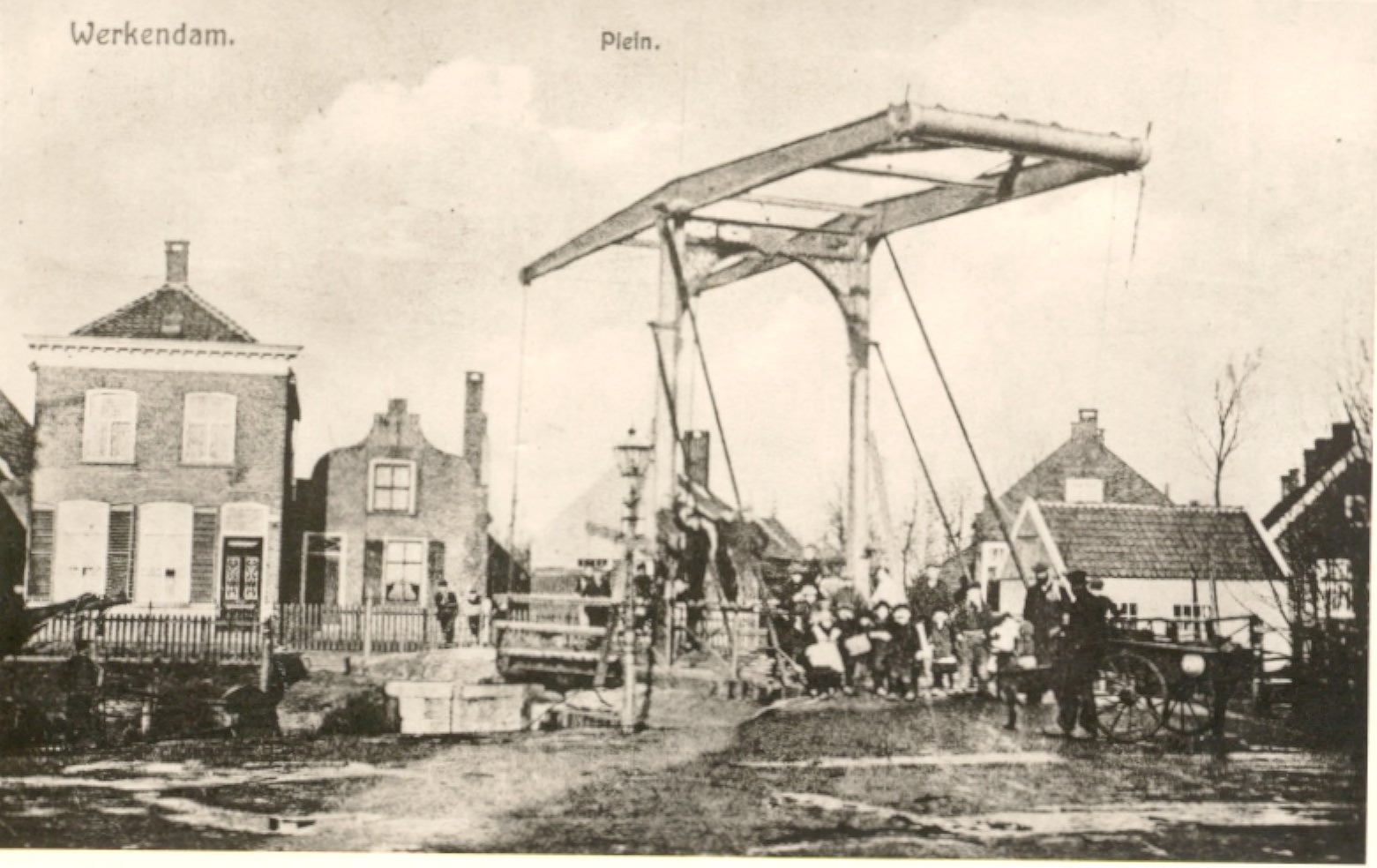 Werkendam, Het Plein met de nieuwe ophaalbrug ter ontsluiting van de buurten Zevenhuizen en Koppenhof, ca. 1915