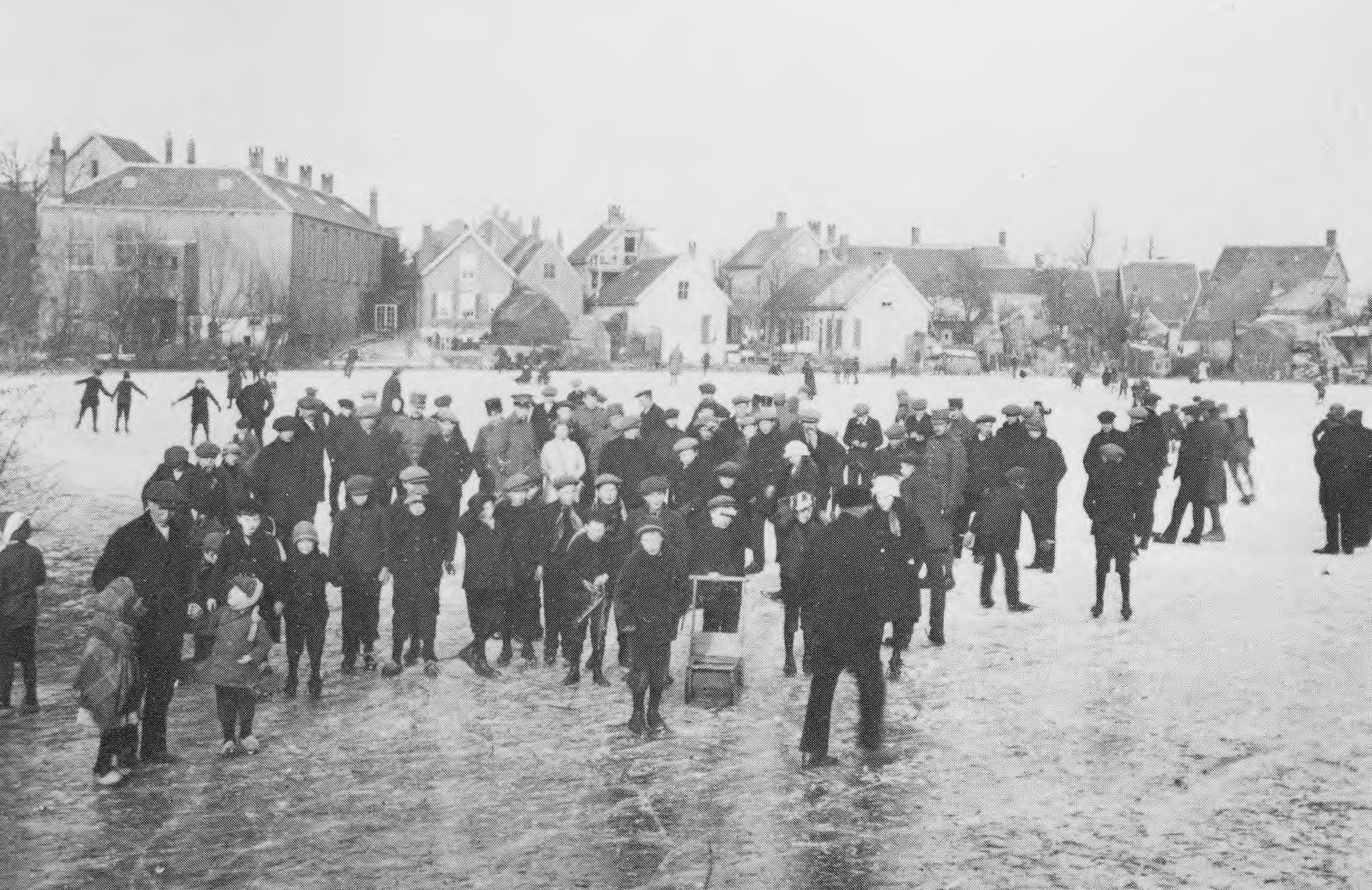 Werkendam, IJspret op de Kerkewiel. Links op de achtergrond de Openbare School, ca. 1915