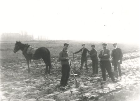 Grondwerkers met ploeg en schop; geheel rechts de latere burgemeester J.A.Baken, ca. 1915 (Foto: J.A. Baken, RHCe)