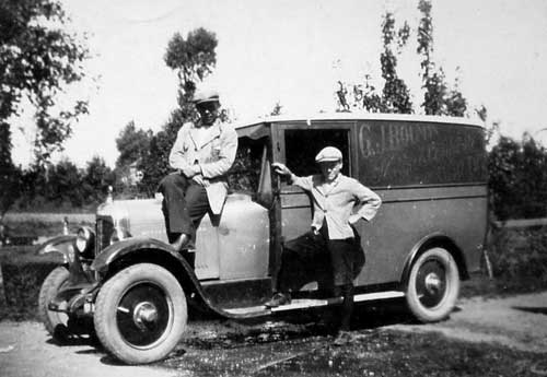 Wijk en Aalburg, Gerrit Bouman bij zijn auto. Hij had een manufacturenwinkel ter hoogte van de molen aan de Maasdijk, ca. 1920