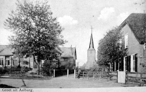 Wijk en Aalburg, Oude Kerkstraat (met toren Hervormde kerk) in Aalburg