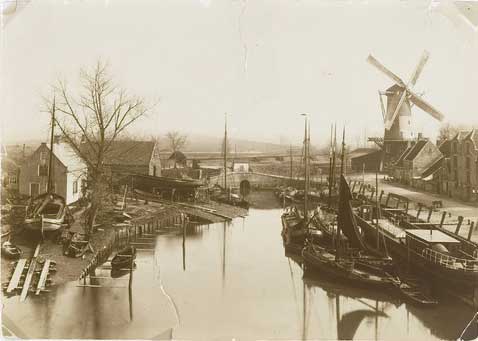 RAW014005773 - De Binnenhaven met de scheepswerf en enkele vissers- en binnenvaartschepen, 1915