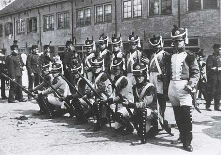 RAW014005368 - Militairen in historisch uniform op het kazerneterrein, waarschijnlijk tijdens het Wilhelminafeest, 1914