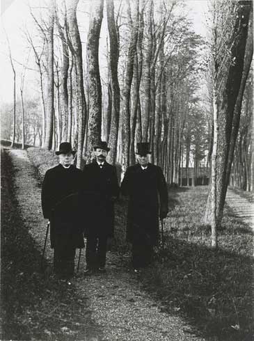 RAW014005199 - Wethouder J. van Wijngaarden, burgemeester Van Rijn en wethouder C.D. Knook op de wallen, 1898
