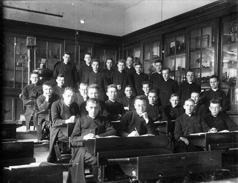 Klassenfoto van priesterstudenten van het Groot-Seminarie in Haaren in een natuurkundelokaal (bron: BHIC, fotonummer 1633-005216)