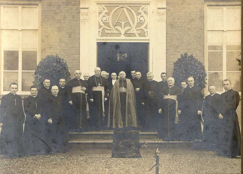 Groep prelaten voor het Groot-Seminarie in Haaren tijdens een bezoek van de nuntius, c. 1915 (bron: collectie BHIC, DCHAA-000106)
