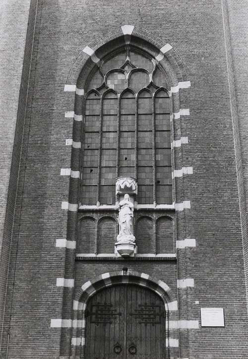 Woensdrecht, O.L.V. Hemelvaart. R.K. Kerk. Gebouwd in 1888. Architect J. van Gils. Verbouwing 1911. Mariabeeld onder baldakijn boven de ingang, foto uit 1981 (PNB001075024)