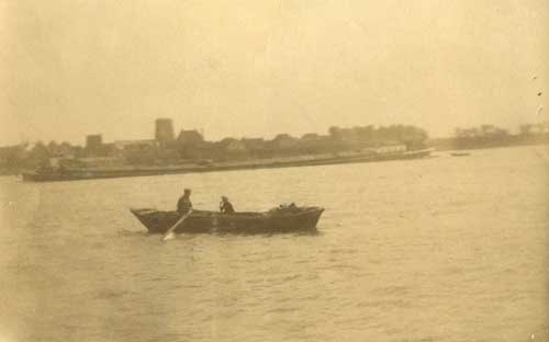 Woudrichem, Een bootje op de Merwede met Woudrichem op de achtergrond, 1924 (Salha, wou02632)