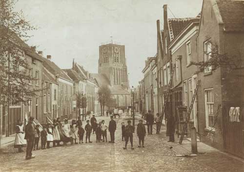 Woudrichem, Straatbeeld met mensen te Woudrichem, ca. 1910 (Salha, wou01776)