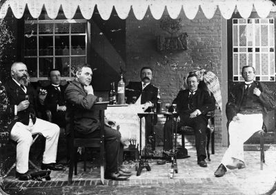 Burgemeester Doedens (2e van rechts) en schoolhoofd Van Helvoirt (2e van links), ca. 1907 (F. Stender, BHIC Beeldcollectie Willem Keeris)