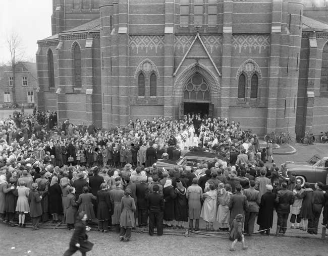 Grote belangstelling bij de St. Petruskerk in Oisterwijk. Foto: Van Duinen, Nationaal Archief / Anefo, CC0