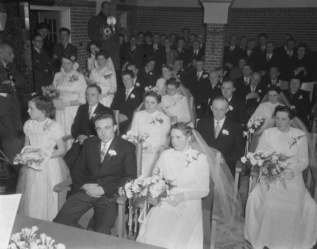 De zes bruidsparen in de trouwzaal. Foto: Van Duinen, Nationaal Archief / Anefo, CC0