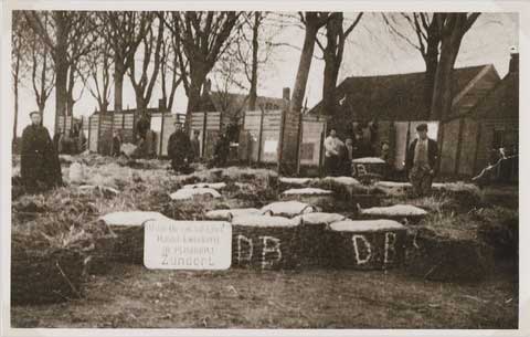 RAW014028319 - Bij kwekerij De Pijnboom van De Bie - Van Aalst staan de manden met produkten klaar voor verzending met de tram, 1930