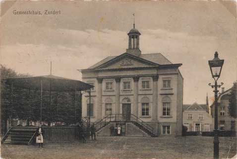 RAW014030563 - Gemeentehuis met links de kiosk aan de Markt in Zundert, 1900