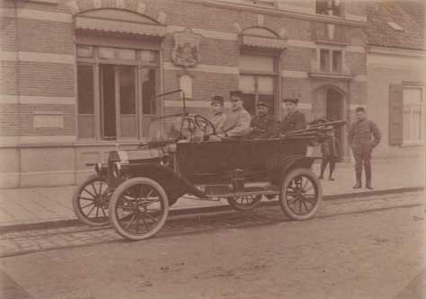 RAW014029094 - Pillot met auto voor het postkantoor te Zundert, 1918