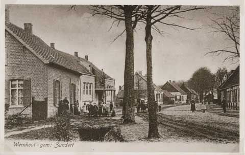 RAW014030171 - Wernhout dorp, gezien vanaf het zuiden. Links de openbare school, 1910