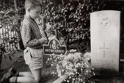 Zundert, het graf van Peter Ager met een jonge Verstappen (?)