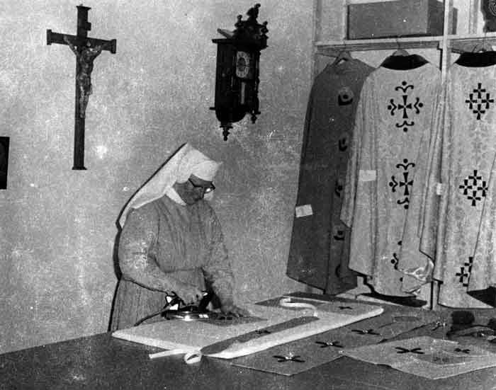 Zuster Bernadine aan het werk in klooster Nazareth in Reek, 1963 (BHIC, coll.  Ton Cruijsen, fotonr. 1903-000690)