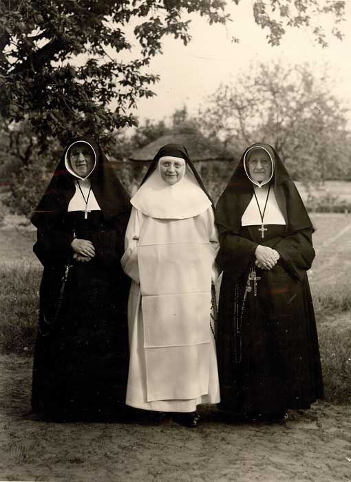 Drie zussen van de familie Kooimans uit Den Dungen. Eén behoort tot de Witte Zusters uit Esch, de andere tot de congregatie van JMJ (BHIC, fotonr. DCDDU-000028)